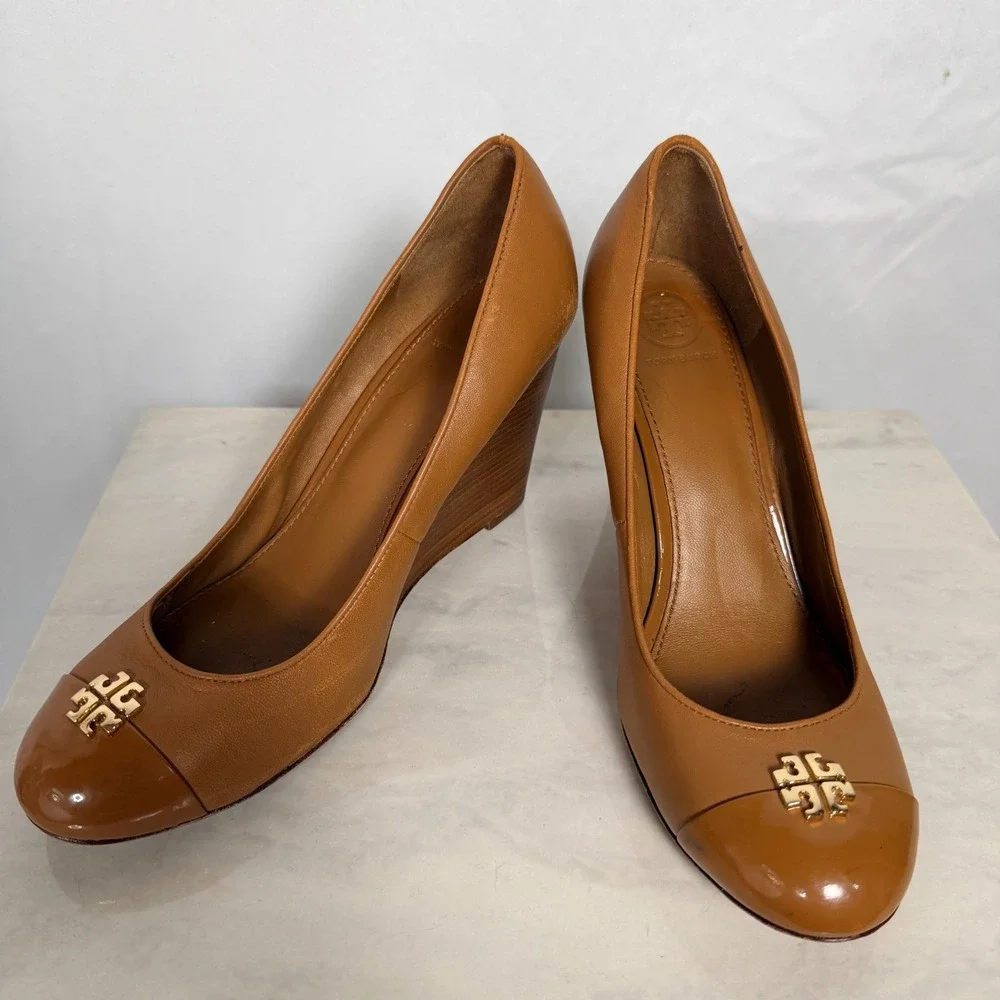 Tory Burch Tan Leather Patent Cap Toe Wedge Pumps Gold Logo 9.5M Classic office